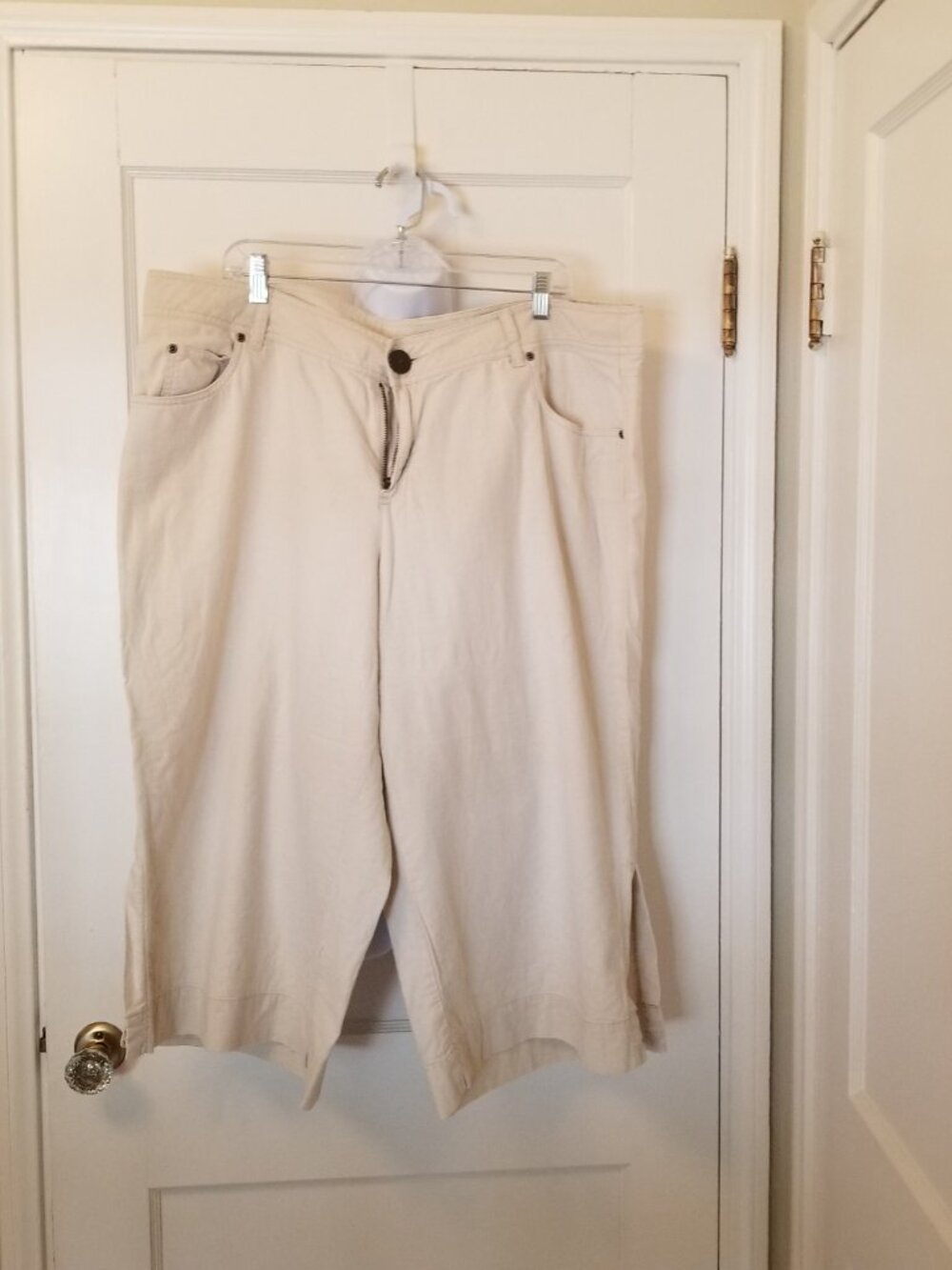 Venezia Neutral Cream Capris with Front Zip - Size 20